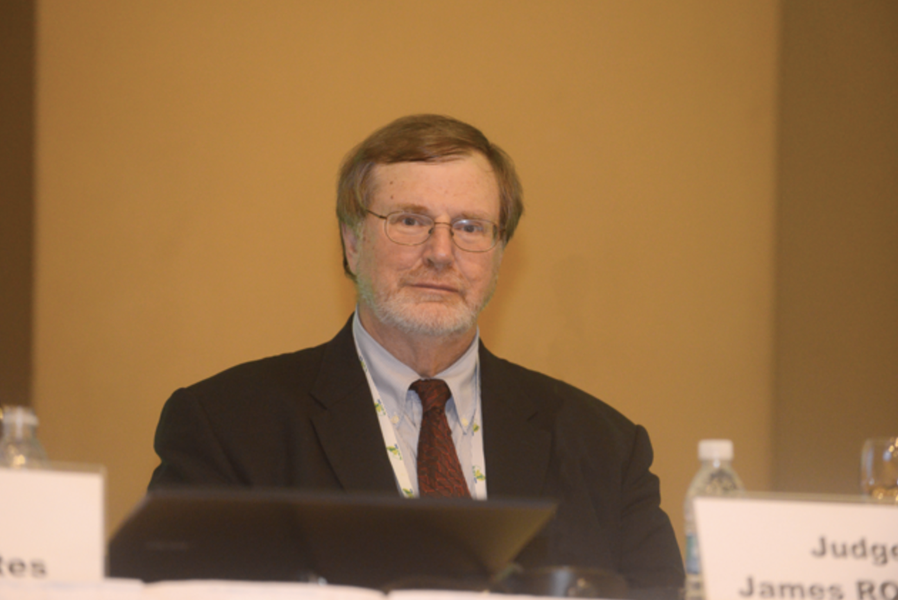 Um juiz federal de Seattle suspendeu parcialmente a proibição de entrada nos Estados Unidos de refugiados procedentes de países de maioria muçulmana, medida tomada pelo presidente Donald Trump logo após tomar posse na Casa Branca; o argumento do juiz é que a regra impedia a reunião de pessoas com parentes que vivem legalmente em território americano; decisão foi tomada ontem (23) pelo juiz James Robart (foto), após escutar as argumentações de duas entidades de proteção dos direitos civis: União Americana pelas Liberdades Civis e o Serviço da Familília Judaica