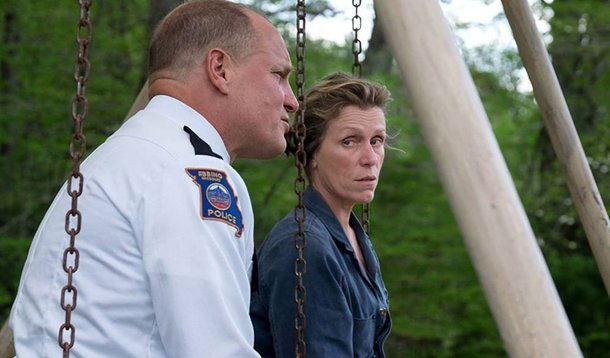 O drama sombrio "Três Anúncios para um Crime" foi o grande vencedor do Globo de Ouro com quatro prêmios na cerimônia de domingo, em uma noite marcada por piadas contundentes sobre assédio sexual e homenagens emocionantes às vítimas que quebraram o silêncio; comédia sobre o relacionamento mãe e filha "Lady Bird - A Hora de Voar" foi eleita o melhor filme de comédia, e a protagonista da produção da A24, Saoirse Ronan, ganhou o prêmio de melhor atriz em filme de comédia