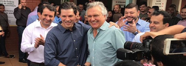 O prefeito de Goiânia, Iris Rezende (MDB), iniciou uma campanha nos bastidores para aproximar o senador Ronaldo Caiado (DEM) do deputado federal Daniel Vilela (MDB); o primeiro capítulo deste esforço aconteceu na manhã de domingo, segundo a coluna Giro, do jornal O Popular; Iris convidou Daniel para tomar café em sua casa; prefeito tem se dividido entre manifestações de apoio ao projeto político de Daniel e acenos para o senador, que pretende ter o apoio do MDB na disputa pelo cargo de governador