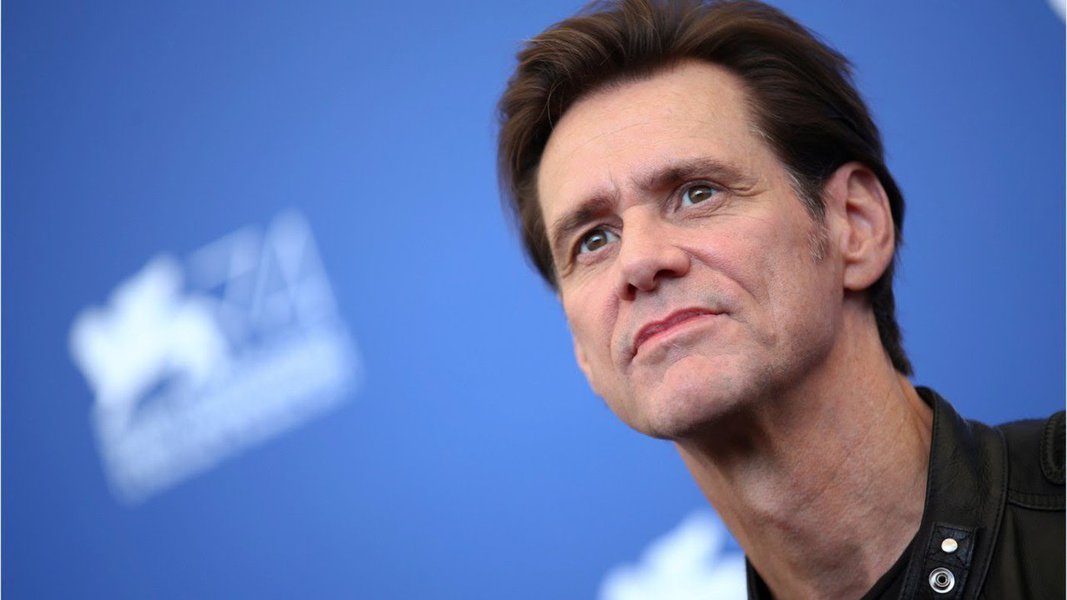 
O célebre ator estadunidense declarou que tinha apagado sua página no Facebook devido à "interferência russa" nas eleições; "Estou me livrando de minhas ações do Facebook e apagando minha página, porque o Facebook ganhou lucros com a intervenção russa nas nossas eleições, e até hoje eles não fizeram o necessário para deter isso. Aconselho a todos os outros investidores, que cuidam do nosso futuro, para que façam o mesmo", escreveu Carrey em seu Twitter
