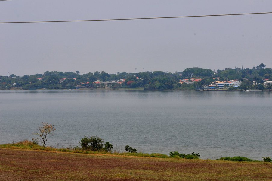 A Agência de Fiscalização do Distrito Federal (Agefis) anunciou o término da desobstrução da orla do Lago Paranoá; a entidade deve divulgar nesta semana um balanço completo da operação, iniciada em 24 de agosto de 2015 e interrompida várias vezes por causa de processos judiciais; de acordo com os dados já disponíveis, até novembro de de 2017, foram feitas ações em 429 lotes, sendo 139 no Lago Norte e 290 no Lago Sul