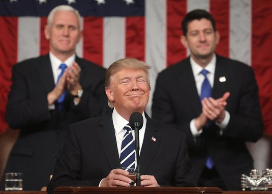 Buscando conciliação entre uma nação polarizada, Donald Trump discursou na noite desta terça-feira (30) sobre o Estado da União; por um lado, vangloriou-se da recuperação econômica americana e inflamou o espírito patriota da nação; por outro, criticou a política de imigração americana e culpou imigrantes ilegais por clima de insegurança no páis