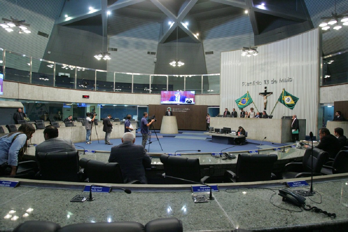 fortaleza, 19 de dezembro de 2014- sessao ordinaria da assembleia legislativa do estado do ceara. plenario 13 de maio. deputado estadual e presidnete desta casa zizinho albuquerque, pros.
