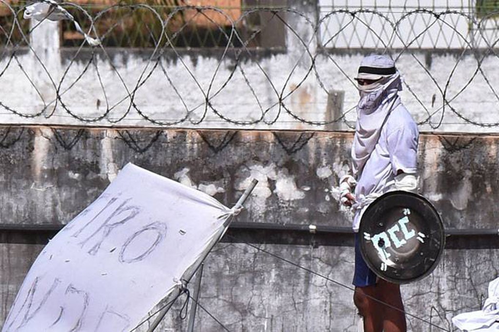 O suposto líder do Primeiro Comando da Capital (PCC) na Baixada Santista, Wagner Ferreira da Silva, de 32 anos, foi morto a tiros, em frente a um hotel no Jardim Anália Franco, na zona leste de São Paulo; segundo imagens de segurança, Cabelo Duro foi abordado na rua e correu na direção da entrada do Hotel Blue Tree Towers, tentando escapar, mas caiu ao lado de um Toyota Corolla preto. Um dos assassinos se aproxima e dispara com um fuzil na vítima deitada