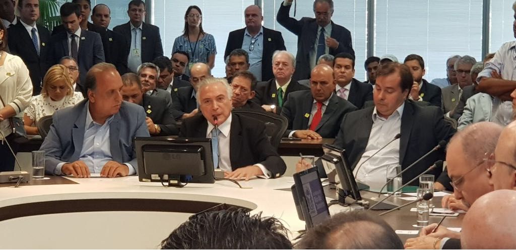 A intervenção militar na Segurança Pública do Rio de Janeiro foi duramente critica pelo Sindicato dos Sociólogos do Estado do Rio de Janeiro e o Instituto de Sociologia do Rio de Janeiro; "A crise da segurança é só a ponta do iceberg da crise social, política e econômica que vivemos. As Forças Armadas nas ruas não irão resolver esses problemas estruturais graves. Poderá, eventualmente, proporcionar uma sensação de segurança para a classe média e para as elites, mas, a população da periferia continuará sendo massacrada pelas políticas neoliberais e, agora, pela truculência de uma força de guerra treinada para matar e não para proporcionar a defesa do cidadão", dizem as entidades