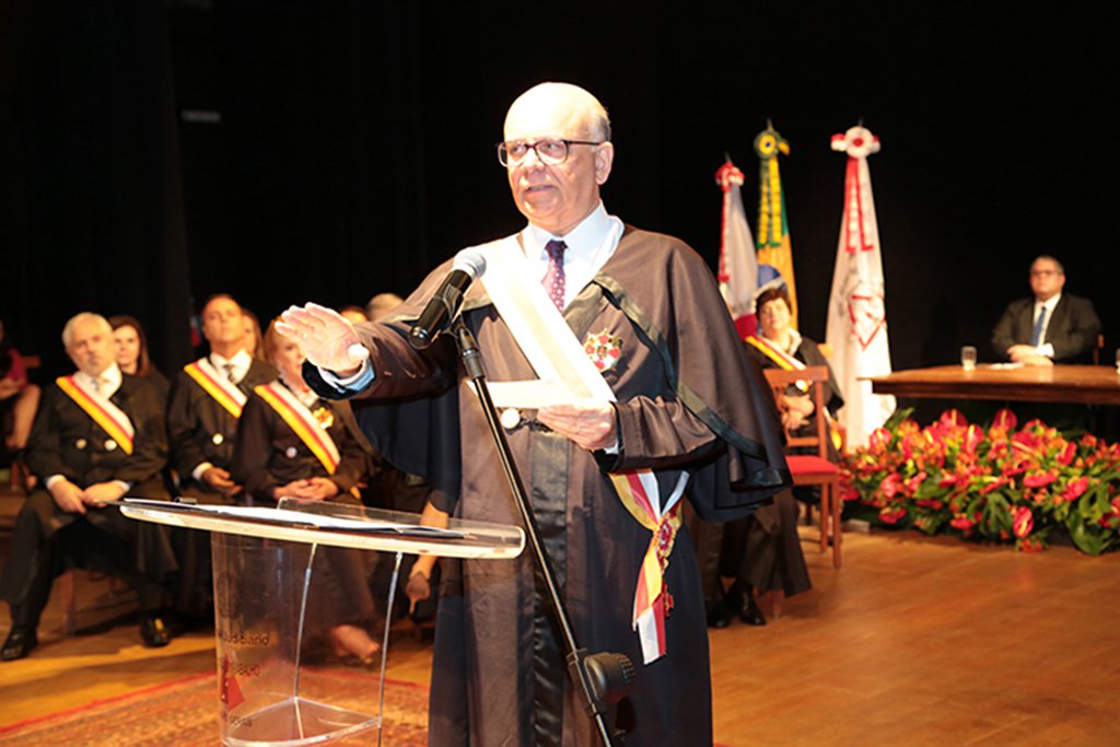 Novo presidente do TRT-MG para o biênio 2018/2019, o desembargador Marcus Moura Ferreira disse que "não houve debate público" para a reforma trabalhista; "O propósito manifesto era facilitar a criação de empregos, facilitar a contratação. Mas não parece ser o caso pelo momento, a julgar pelos dados mais recentes do Cadastro Geral de Empregados e Desempregados (Caged)", disse; "Não só não houve aumento de emprego formal, como na realidade houve aumento de renda de produtividade no campo informal. E, na prática, essa situação terá séria repercussão sobre a Previdência Social, que passará a arrecadar menos"