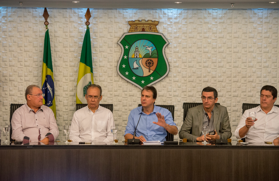 Após o anúncio do prognóstico positivo para a quadra chuvosa de 2018 no Ceará, nesta segunda-feira (22), Camilo Santana (PT) enfatizou que o Governo continuará com os planos de encomia de água e de diversificação de fontes hídricas para garantir o abastecimento da população. “Vamos continuar mais firmes ainda trabalhando com as nossas ações. Já foram mais de 400km de adutoras construídas ao longo desses três anos, levando água de uma cidade para outra para garantir esse abastecimento. Vamos continuar com as nossas ações de perfuração de poços”, afirmou