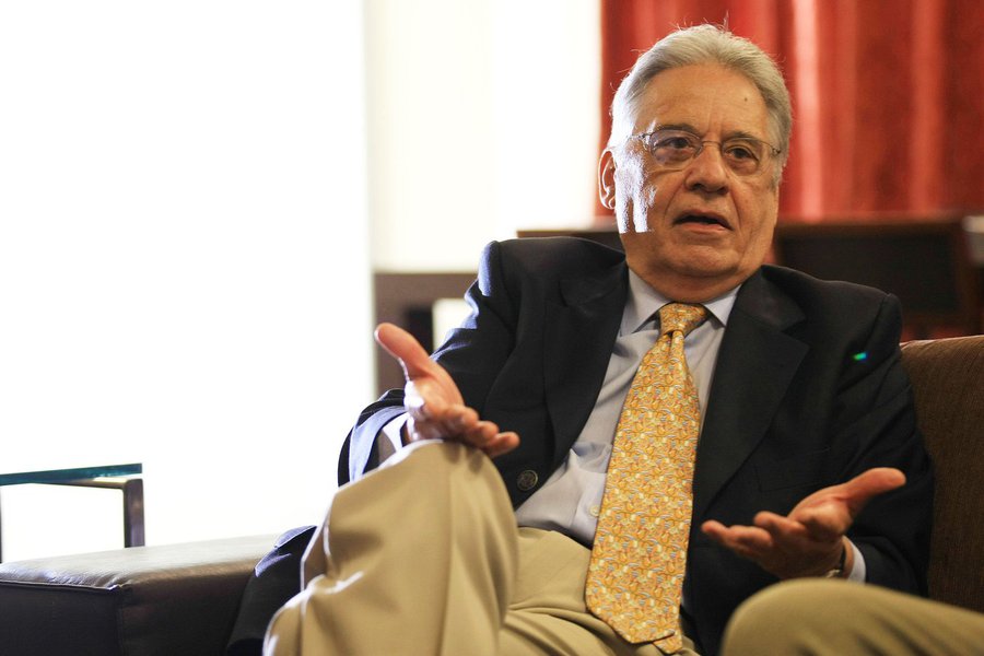 "Na "mistureba" de Ano Novo do artigo com que suplicia seus leitores – inclusive os "por obrigação" – Fernando Henrique Cardoso elenca de tudo, desde o medo atômico da Coreia do Norte, os bandidos das favelas e a corrupção, para, em nome da salvação humana, dizer o que realmente deseja: quer ser o patrono do "qualquer um" que venha a abençoar como candidato vitorioso à Presidência da República", analisa Fernando Brito, editor do Tijolaço