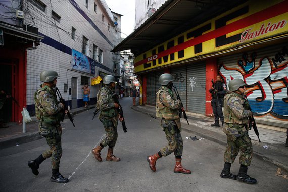 Em nota, o PT fluminense classificou a intervenção militar no Rio como "decisão eleitoral, improvisada e amarga"; "É uma tentativa do governo golpista de sair da pauta negativa das medidas impopulares, mas é ao mesmo tempo, uma aposta dobrada na austeridade, e uma ameaça ao nosso regime federativo", diz o partido, presidido no estado por Washington Quaquá