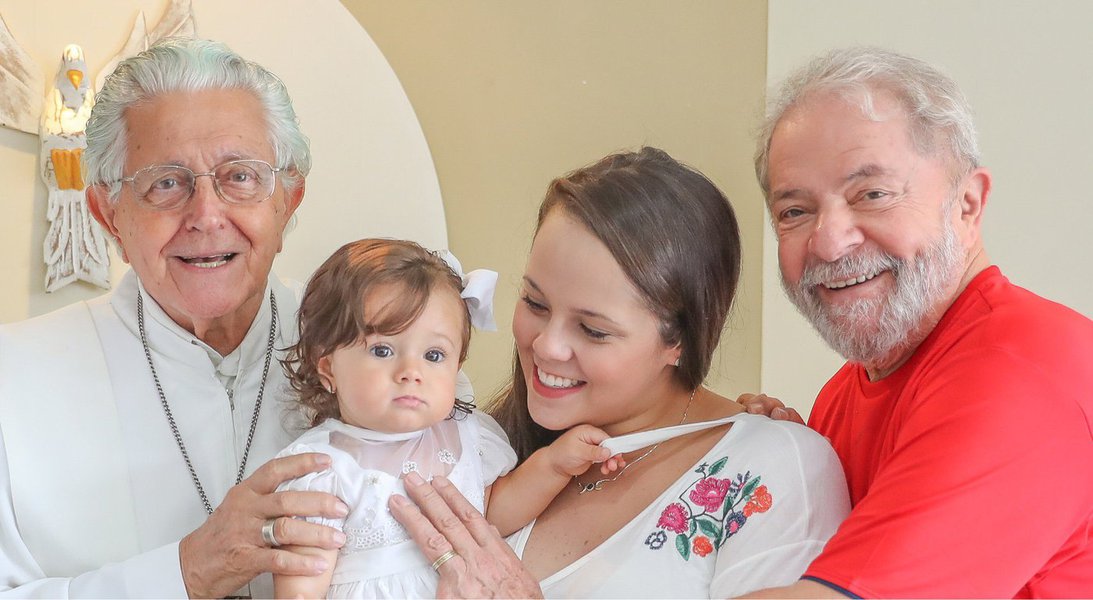 Neste domingo (4), o ex-presidente Luiz Inácio Lula da Silva participou do batizado de sua primeira bisneta, a pequena Ana Lua, filha de sua neta Beatriz e Felipe; Ana Lua é a primeira neta de Lurian, a filha mais velha do ex-presidente Lula; a cerimônia de batismo aconteceu em São Paulo. O batismo foi conduzido pelo bispo dom Angélico Bernardino