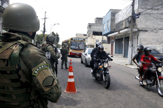 "Será de extrema importância que haja apoio do Poder Judiciário na expedição de mandado de busca coletivo no interior das favelas, pois todos sabemos que armas, drogas e bandidos são escondidos nas casas de moradores de bem durante as operações policiais", disse o delegado Carlos Eduardo Antunes Thomé, chefe da Delegacia de Repressão a Entorpecentes da Polícia Federal no estado do Rio de Janeiro; Defensoria Pública do Rio diz que medida é ilegal