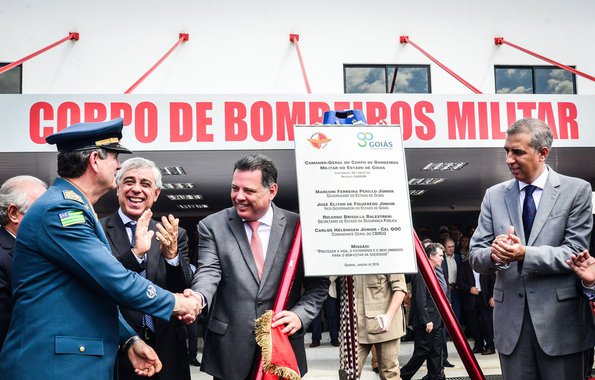 O governador Marconi Perillo inaugurou nesta segunda-feira, em Goiânia, o novo quartel operacional que abrigará o Comando Geral do Corpo de Bombeiros Militar do Estado de Goiás (CBMGO); a nova estrutura se insere no contexto da política de reaparelhamento e modernização da corporação, que passa a contar com novos equipamentos, possibilitando mais eficiência inclusive no pronto atendimento das ocorrências; governador também destacou que, em 1999, o Corpo de Bombeiros Militar contava com um quadro de pessoal formado por 970 homens, hoje são mais de 3 mil