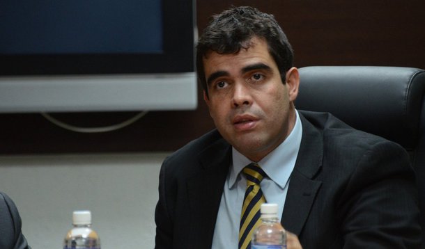 Deputado estadual Ricardo Ayres (PSB) reassumirá sua cadeira na Assembleia Legislativa no início de fevereiro, após cerca de um ano como secretário de Desenvolvimento Urbano de Palmas. Para seu lugar, teria acertado com o prefeito Carlos Amastha (PSB) a indicação de um técnico e não de um político; parlamentar do PSB desistiu de concorrer a vaga de deputado federal e deve tentar reeleição na AL