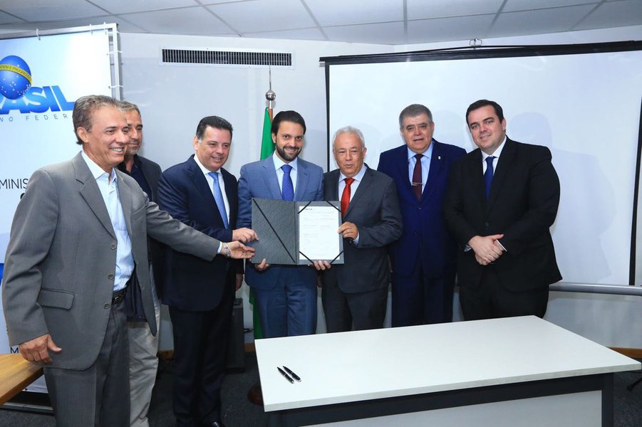 O governador Marconi Perillo e o ministro das Cidades, Alexandre Baldy, assinaram na manhã desta sexta-feira, em Brasília, contrato de investimentos de R$ 380 milhões para a realização de obras de saneamento em Anápolis, Goiânia e Aparecida de Goiânia. O convênio foi firmado entre os governos federal e estadual; uma das obras mais estratégicas é o chamado "linhão", que vai levar água tratada do Sistema Mauro Borges, na Capital, até Aparecida de Goiânia