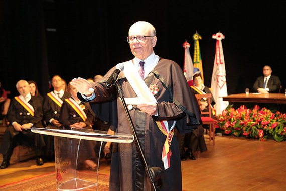Novo presidente do TRT-MG para o biênio 2018/2019, o desembargador Marcus Moura Ferreira disse que "não houve debate público" para a reforma trabalhista; "O propósito manifesto era facilitar a criação de empregos, facilitar a contratação. Mas não parece ser o caso pelo momento, a julgar pelos dados mais recentes do Cadastro Geral de Empregados e Desempregados (Caged)", disse; "Não só não houve aumento de emprego formal, como na realidade houve aumento de renda de produtividade no campo informal. E, na prática, essa situação terá séria repercussão sobre a Previdência Social, que passará a arrecadar menos"