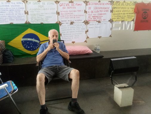 O economista carioca Richard Faulhab, que fez greve de fome em apoio ao ex-presidente Lula, diz que o Brasil, "com tantas riquezas minerais, e também humanas, não tem como não estar no centro das atenções e interesses destes muito poderosos, cujo maior objetivo é enriquecer cada vez mais, às custas de quem quer que seja"; "Quanto mais nos unirmos, como verdadeir@s irm@os, mais união e força teremos para conseguirmos nos contrapor a cada um dos desmontes e saques de nosso país"