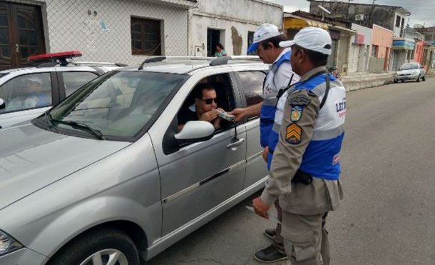 O Departamento Estadual de Trânsito de Alagoas (Detran/AL), por meio da Operação Lei Seca, intensificou a fiscalização em diversas cidades do Estado durante o carnaval; balanço revela que 47 condutores foram autuados e retirados de circulação por estarem conduzindo veículo sob a influência de álcool e oito pessoas foram presas em flagrante/ no total, 796 veículos foram abordados e seus condutores revistados, 823 pessoas foram submetidas ao teste de alcoolemia, 27 condutores fizeram a recusa ao etilômetro e 12 medidas administrativas foram registrada