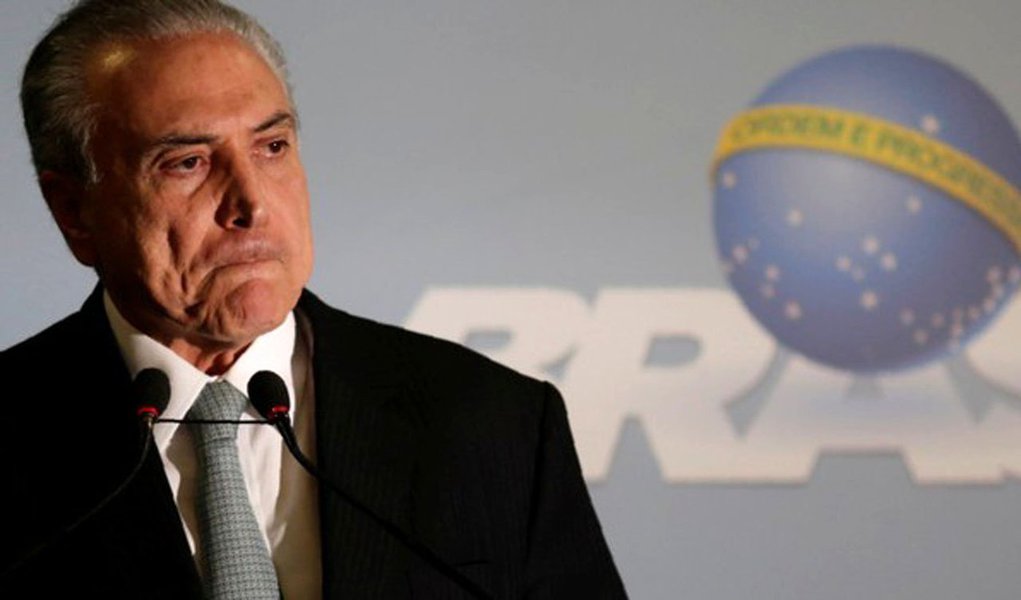 Michel Temer desembarcará em Davos no dia 23 de janeiro visando atrair investimentos em meio a incertezas e exigências de garantias por parte de investidores, que cobram as reformas estruturais para a recuperação da economia após o rebaixamento do Brasil pela agência de classificação de risco Standard &amp; Poor's, e a incerteza diante do julgamento de Lula; presidente do Fórum, Borge Brende, chegou a manifestar suspeitas em relação à interferência do resultado do julgamento de Lula na retomada do crescimento brasileiro. "É uma incógnita. Vamos ver", afirmou