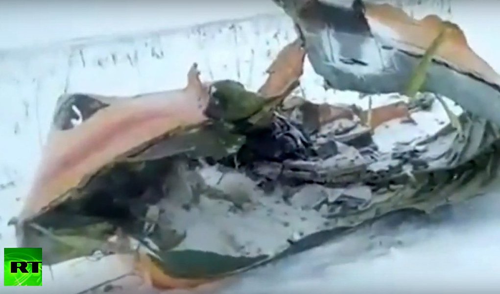 Um avião de passageiros caiu perto de Moscou, pouco depois de decolar neste domingo, matando todas as 71 pessoas a bordo e investigadores disseram que avaliavam todas as possíveis causas; a temperatura estava em torno de 5 graus Celsius negativos, com neve caindo periodicamente quando o avião AN-148 operado pela Saratov Airlines decolou rumo à cidade de Orsk, na região de Orenburg