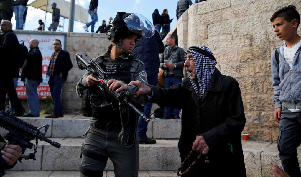 Palestinos disseram que não retomarão as negociações de paz com Israel até que os EUA anulem o reconhecimento de Jerusalém como capital israelense; "A liderança palestina não aceitará nenhuma oferta para as negociações a menos que a decisão americana sobre Jerusalém seja cancelada", declarou  o secretário-geral da Organização para a Liberdade da Palestina (OLP), Saeb Erekat; desde a decisão em dezembro do presidente dos EUA, Donald Trump, os palestinos consideram os EUA desacreditados como mediadores de um futuro processo de paz