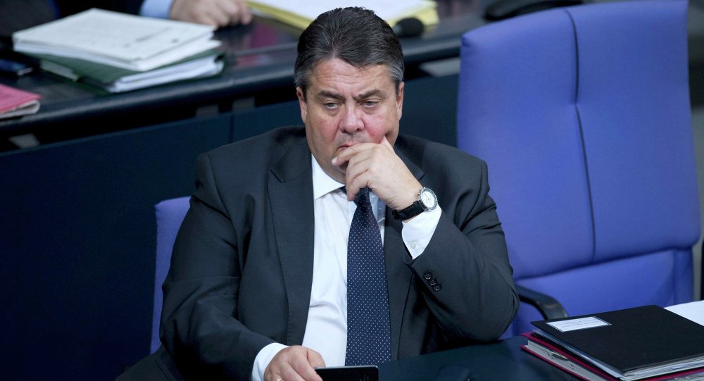 A decisão do governo dos Estados Unidos de desenvolver novas armas nucleares táticas provoca "uma nova corrida de armamentos nucleares"; com estas palavras, o ministro das Relações Exteriores da Alemanha, Sigmar Gabriel, comentou sobre a nova doutrina nuclear dos Estados Unidos, divulgada no dia 2 de fevereiro; Gabriel indicou que "o desenvolvimento mutuamente acelerado de novas armas nucleares deve ser visto com preocupação. O desenvolvimento de novas armas dá sinais errados e provoca o risco de uma corrida armamentista", disse o ministro