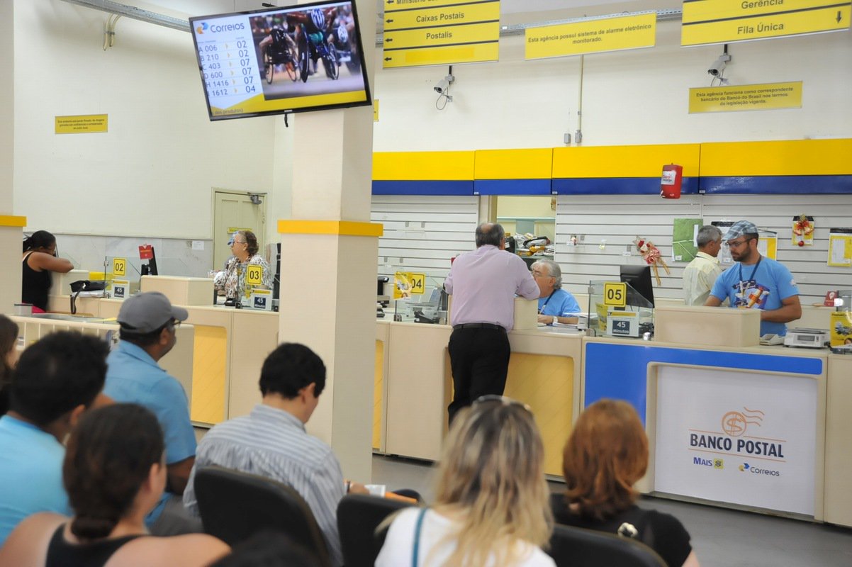 As novas regras para saques na boca do caixa para valor igual ou acima de R$ 50 mil começam a valer já nesta quarta-feira (27) e uma das novidades é que os clientes deverão informar a operação com no mínimo três dias úteis de antecedência; determinação é do Banco Central para aumentar o controle sobre movimentações financeiras de alto valor em espécie; antes, a comunicação prévia ao banco era exigida apenas com um dia útil de antecedência e para valor igual ou acima de R$ 100 mil