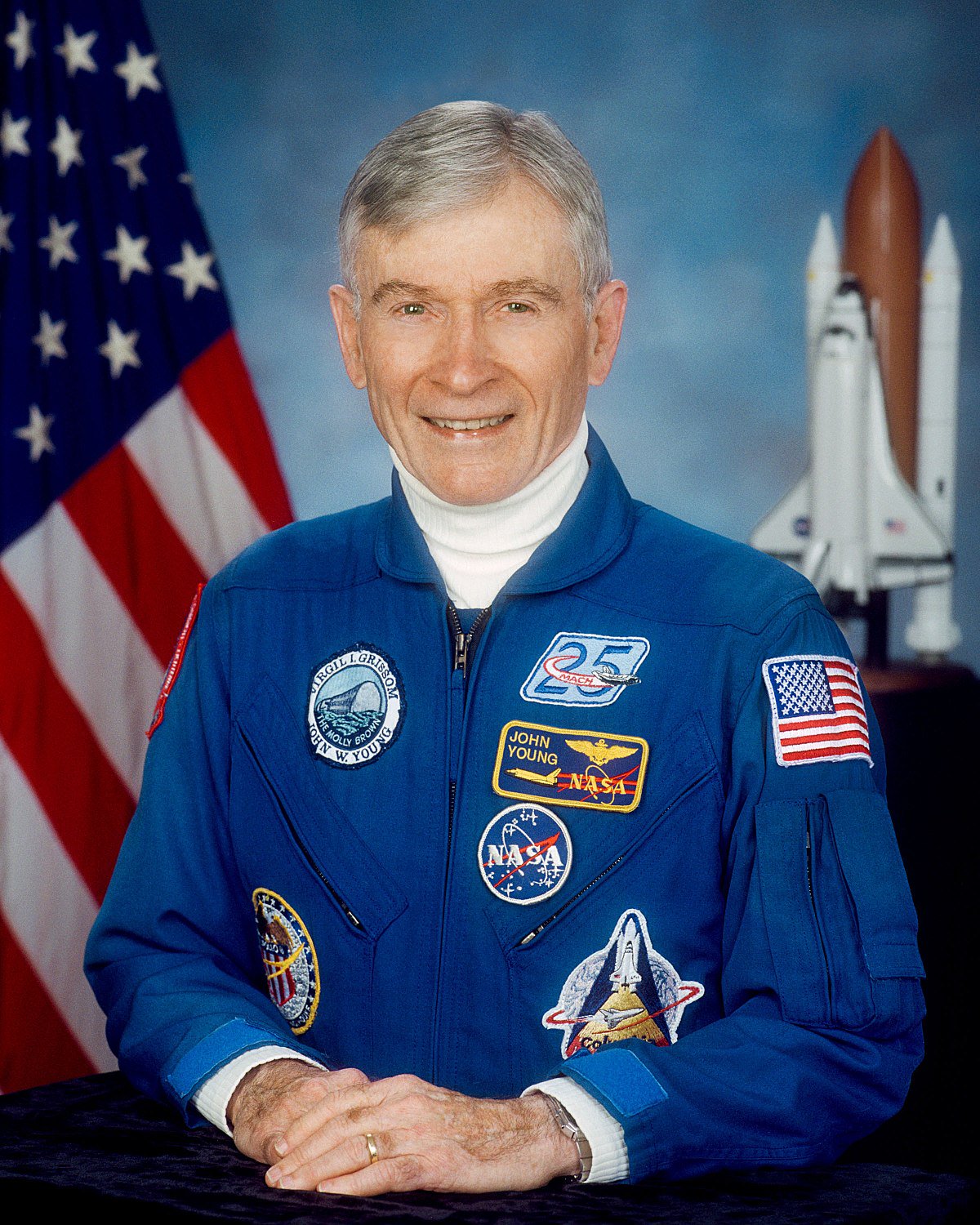 O astronauta norte-americano John Young, que caminhou na Lua em uma de suas seis missões no espaço, morreu aos 87 anos, disse a Nasa neste sábado; Young, ex-piloto de testes da Marinha norte-americana, se tornou em 1972 a nona pessoa, de 12, a pisar na lua; "Estamos tristes pela perda do astronauta John Young", disse a agência espacial norte-americana em comunicado no Twitter