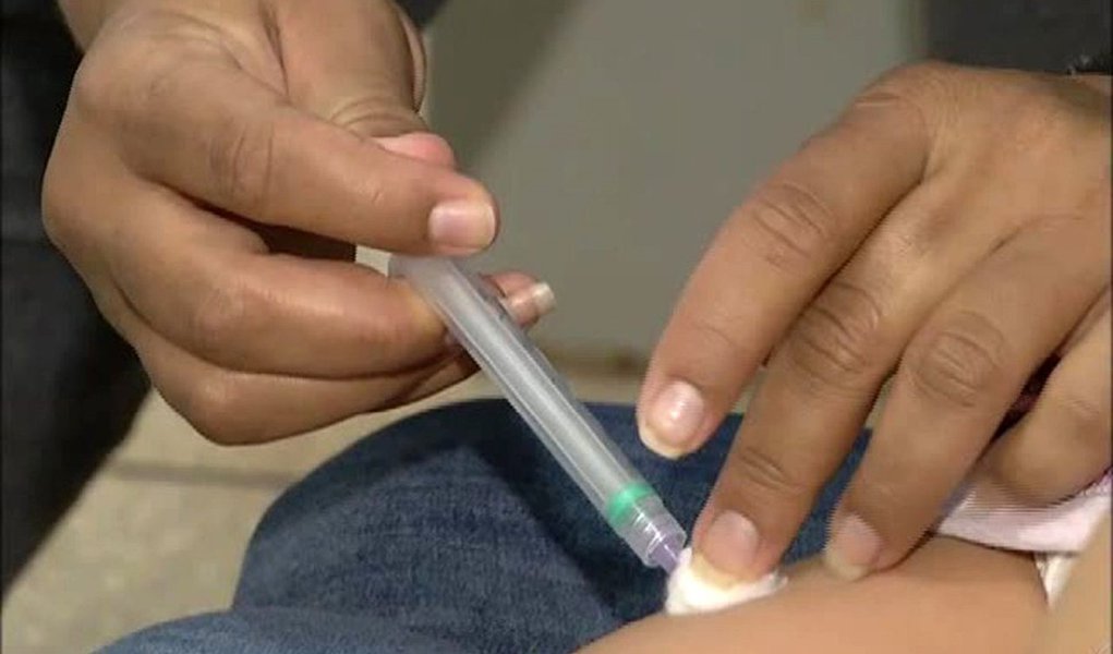 A Secretaria de Saúde do Estado do Rio confirmou dois casos de febre amarela em humanos foram confirmados no estado do Rio; uma pessoa morreu; de acordo com a pasta, o falecimento foi registrado na zona rural de Teresópolis, na Região Serrana do Rio; a vítima era um homem de 48 anos que trabalhava e morava na região, informou a prefeitura; o outro paciente, morador de Valença, no Sul Fluminense, está internado; os casos foram confirmados após exames laboratoriais realizados pela Fiocruz
 