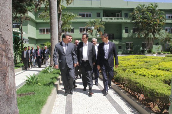 O ministro da Ciência e Tecnologia, Gilberto Kassab, esteve em Goiânia nesta quarta-feira para lançar o programa "Internet para Todos", em parceria com o governo de Goiás; Kassab destacou a liderança do governador Marconi Perillo e listou o tucano como um presidenciável; "O Brasil tem um líder presidenciável, que é Marconi Perillo. É um governador reconhecido nacionalmente. Marconi é uma figura de talento experiência e competência”, disse Kassab