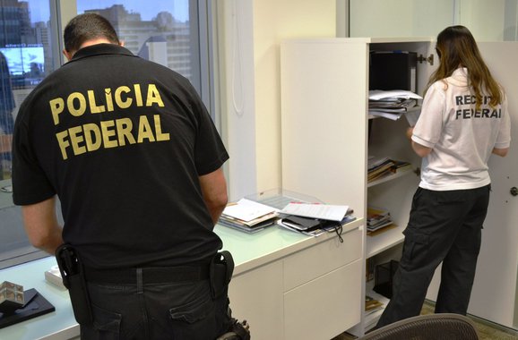 Uma Operação da Polícia Federal para investigar a atuação de uma suposta organização criminosa em um esquema de desvio de recursos previdenciários do Fundo Postalis, o Instituto de Seguridade Social dos Correios e Telégrafos, também atinge o estado de Alagoas; outros mandados judiciais estão sendo cumpridos em São Paulo, Rio de Janeiro e no Distrito Federal