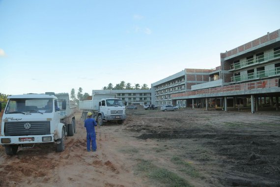 Levantamento realizado pela Secretaria de Estado do Desenvolvimento Econômico e Turismo (Sedetur) revela que, atualmente, 20 hotéis estão em construção ou ampliação em Alagoas; “Estamos contrariando o cenário do Nordeste com muito trabalho. Dos 20 hotéis em construção, somente um vai gerar 50 empregos diretos e 150 indiretos. Se pensarmos nesses números como uma média, teremos cerca de mil empregos diretos gerados pela hotelaria com essas inaugurações, um reflexo muito positivo de como a iniciativa privada está acreditando no nosso trabalho, investindo, gerando renda para os alagoanos”, diz o secretário de Estado do Desenvolvimento Econômico e Turismo, Rafael Brito