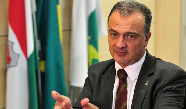 O Sindicato dos Delegados de Polícia do Distrito Federal (Sindepo) divulgou uma nota cobrando a exoneração do diretor-geral da instituição, Eric Seba, porque, de acordo com a instituição, ele não representa a categoria; "Sua subserviência ao governo é atentatória ao cargo e à instituição", diz a nota; Seba disse considerar que esta é "mais uma ação de cunho político, cujo pano de fundo é a questão da paridade [dos salários entre Polícia Civil e Polícia Federal]. A atividade sindical tornou-se um instrumento de politicagem"