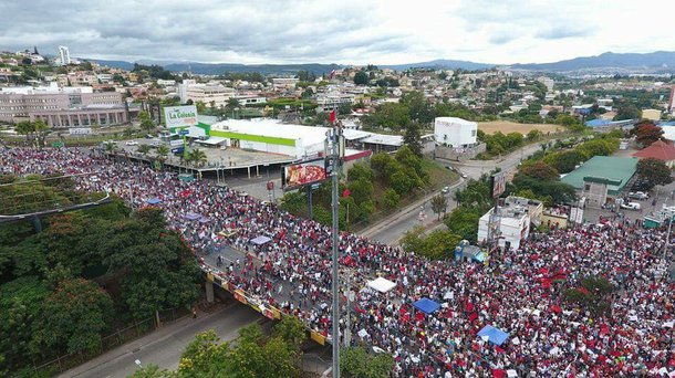 A dinâmica da política hondurenha passa a um estágio do pós-golpe eleitoral que levou o presidente Juan Orlando Hernádez à homologação de um segundo mandato, inconstitucional por não existir reeleição, pelo Tribunal Supremo Eleitoral. O que certamente é maioria na população é a certeza de que no dia de 26 de novembro de 2017 houve uma grande fraude eleitoral