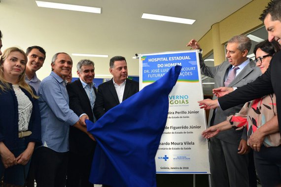 Governador Marconi Perillo afirmou, na manhã desta terça-feira, 16, ao inaugurar a Residência Assistencial Santa Marta e ao lançar a pedra fundamental dos hospitais do Idoso e do Homem, que se sente recompensado pelo que seus governos produziram na Saúde e pelo legado que eles deixam na área social em Goiás; “O governo do Estado recebe os problemas e os transforma em soluções. Não ajudamos só os hospitais estaduais, mas acolhemos municipais e as Santas Casas”, afirmou; Marconi lembrou que durante todo o tempo em que foi governador destinou recursos à Santa Casa de Anápolis, que hoje recebe R$ 500 mil mensalmente