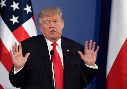 Uma análise das 30 mil primeiras palavras do presidente desde a eleição mostra que o presidente dos Estados Unidos, Donald Trump, 'fala em um nível um terço menor que qualquer outro presidente desde 1929', num grau de leitura equivalente ao de uma criança na 7ª série; "Comparado aos 14 presidentes que o precederam, sob qualquer ponto de vista o uso de palavras do presidente Trump é muito menos diverso e mais simples", disse Bill Frischling, CEO da Facta.se