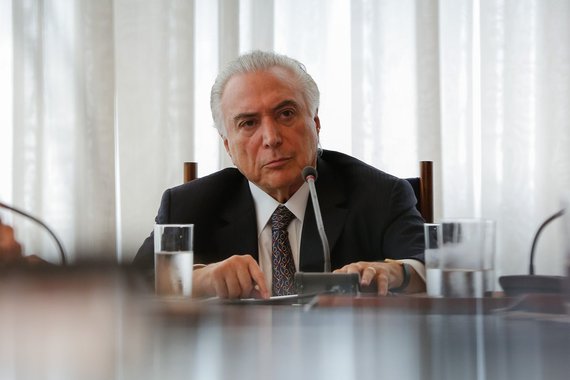 Temer, afinal, já deu mostras de que sabe usar muito bem o poder, sem qualquer escrúpulo, não sendo de todo impossível que vislumbre a possibilidade de destruir o que resta da Constituição para implantar um regime de exceção