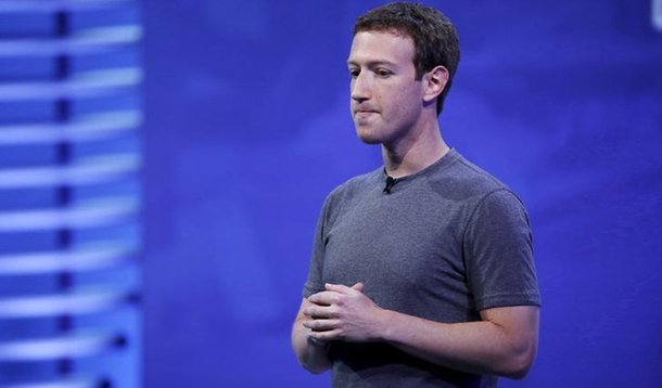 Após anunciar uma mudança brusca em seu algoritmo, o Facebook viu suas ações caírem 4,3% nas negociações pre-market desta sexta-feira (12); essa queda equivale a aproximadamente US$ 23 bilhões a menos em valor de mercado da empresa na bolsa, de US$ 545,6 bilhões para US$ 522,5 bilhões da noite para o dia; a mudança em questão diz respeito à priorização de postagens: cada vez mais, amigos e familiares serão postos à frente de publicações corporativas e notícias