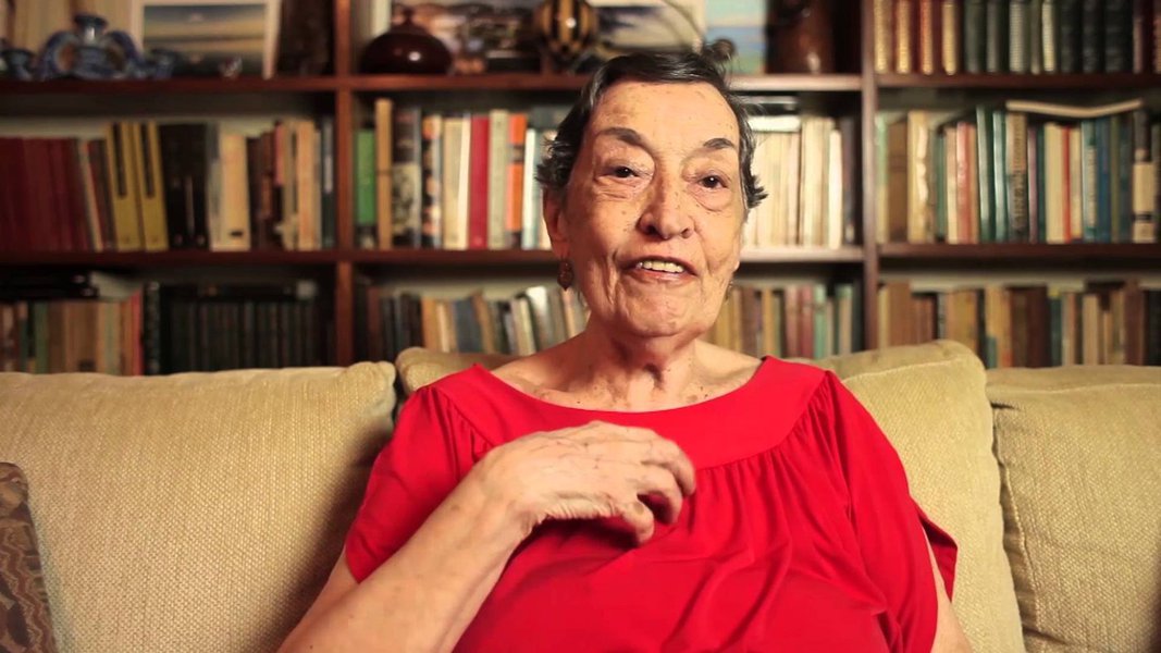 Para a economista e professora da UFRJ, Maria da Conceição Tavares, o Brasil vive sua maior crise política, social e econômica; de acordo com Tavares, a crise é resultado de uma "simbiose de interesses de uma classe política degradada e de uma elite egocêntrica, sem qualquer compromisso com um projeto de reconstrução nacional" e que só será superada com a restauração do papel do Estado na economia e na formulação de políticas
