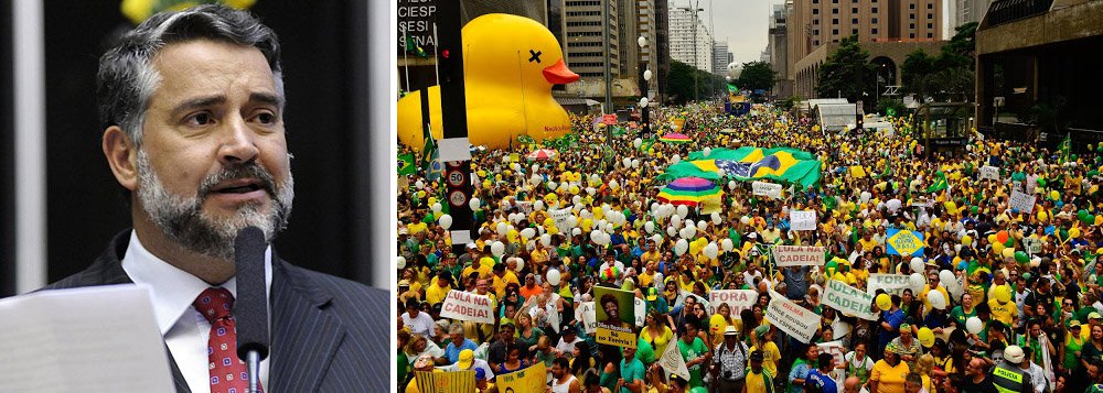 Em meio à onda de febre amarela que se espalha pelo País, o líder do PT na Câmara dos Deputados, Paulo Pimenta (RS), fez uma brincadeira dizendo que "a febre Verde Amarela levou milhares de paneleiros as ruas para protestar contra Dilma e colocar a quadrilha do Jaburu no poder"; "Sintomas: Fixação no PT, muitas horas por dia assistindo Rede Globo, idolatrar Aécio, Moro e os Golden Boys e perder a noção do ridículo com frequência", afirmou