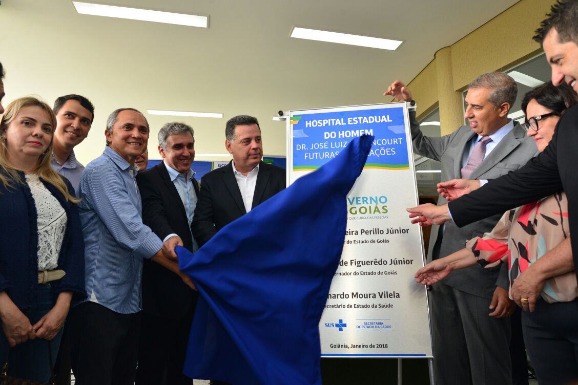 Governador Marconi Perillo afirmou, na manhã desta terça-feira, 16, ao inaugurar a Residência Assistencial Santa Marta e ao lançar a pedra fundamental dos hospitais do Idoso e do Homem, que se sente recompensado pelo que seus governos produziram na Saúde e pelo legado que eles deixam na área social em Goiás; “O governo do Estado recebe os problemas e os transforma em soluções. Não ajudamos só os hospitais estaduais, mas acolhemos municipais e as Santas Casas”, afirmou; Marconi lembrou que durante todo o tempo em que foi governador destinou recursos à Santa Casa de Anápolis, que hoje recebe R$ 500 mil mensalmente