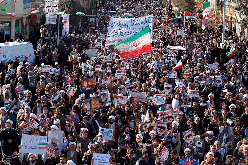 Iranianos participam de manifestação pró-governo no Irã 03/01/2018 Tasnim/Divulgação via REUTERS