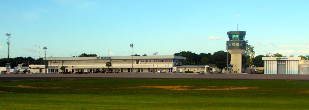 Um homem foi preso no início da manhã deste domingo (14) dentro de um avião da Latam, no Aeroporto Petrônio Portella, em Teresina, acusado de homofobia; de acordo com testemunha que estava no avião, a confusão teria ocorrido por que um homem agrediu com palavras e destratou um comissário de bordo da Latam