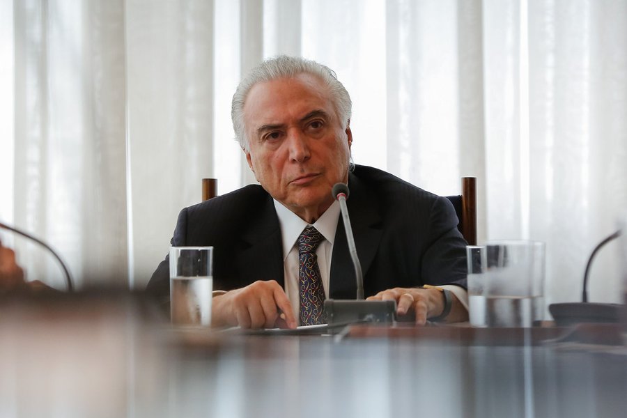 Temer, afinal, já deu mostras de que sabe usar muito bem o poder, sem qualquer escrúpulo, não sendo de todo impossível que vislumbre a possibilidade de destruir o que resta da Constituição para implantar um regime de exceção