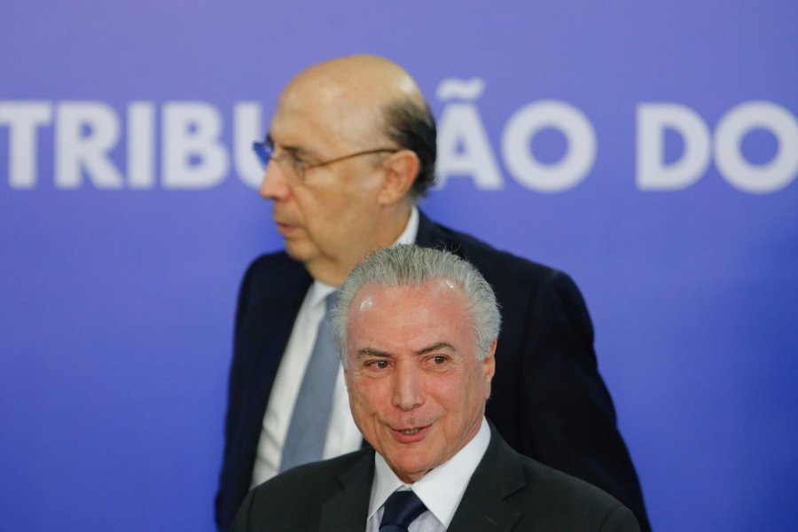 O mercado criticou a saída de Michel Temer para o fracasso da reforma da Previdência, que foi o decreto de intervenção na Segurança Pública do Rio de Janeiro; "O governo mata dois coelhos com uma cajadada só: ajuda a enterrar a reforma com essa saída pitoresca e tenta se agarrar à bandeira da segurança em ano eleitoral", diz o economista-chefe da MB Associados, Sergio Vale; "A intervenção só enterra algo que não tinha viabilidade desde a crise de maio do ano passado"