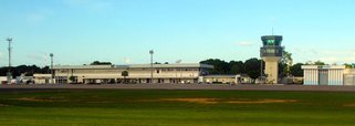 Um homem foi preso no início da manhã deste domingo (14) dentro de um avião da Latam, no Aeroporto Petrônio Portella, em Teresina, acusado de homofobia; de acordo com testemunha que estava no avião, a confusão teria ocorrido por que um homem agrediu com palavras e destratou um comissário de bordo da Latam