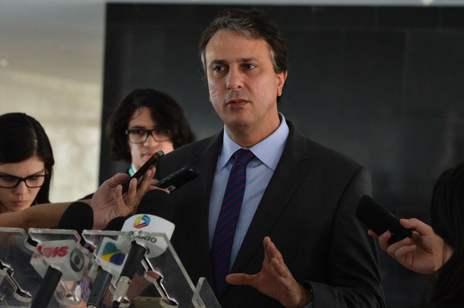O governador Camilo Santana sanciona, no final da manhã de hoje (27), no Palácio da Abolição, a Lei que institui a Vara de Delitos de Organizações Criminosas do Ceará. Com um juízo especializado, além da celeridade, a expectativa é de que haja maior integração entre órgãos que atuam no combate ao crime organizado