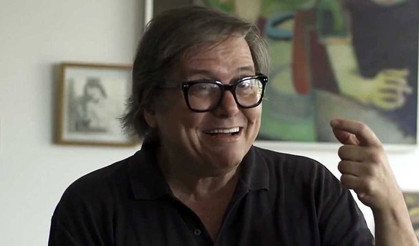 Na quarta entrevista da série Fake News, o jornalista Paulo Moreira Leite, diretor do site 247, diz que a democratização da mídia é a única solução para acabar com as notícias falsas. Para ele, a prática que ganhou popularidade durante as eleições presidenciais dos Estados Unidos, envolvendo notícias ligadas a Donald Trump, já acontece no Brasil muito antes da era digital; "A democratização dos meios de comunicação é o único remédio para você desmontar uma fake news", diz o jornalista
