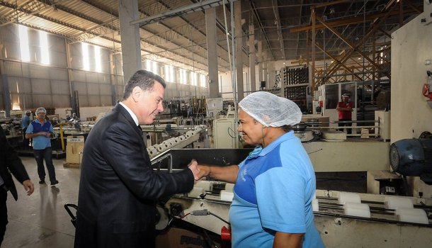 A indústria goiana cresceu 17% de novembro de 2016 a novembro de 2017, e apresentou o maior crescimento dentre 15 estados avaliados; o dado consta na Pesquisa Industrial Mensal – Produção Física Regional, do IBGE; Goiás saiu à frente com índice de crescimento de 17%, e o Estado do Pará se destacou em segundo lugar, com aumento industrial de 10,7%; somente no mês de dezembro do ano passado, o governador Marconi assinou protocolo de intenções com representantes de 22 empresas que vão se instalar em Goiás ao longo de 2018; juntas, elas investirão R$ 800 milhões no Estado, e gerarão nove mil novas vagas de emprego