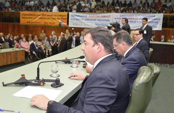 A Assembleia Legislativa voltou a ser o grande palco político de Goiás; prova disso foi a eletrizante sessão desta quinta-feira, que marcou a abertura do ano legislativo; no plenário lotado do Palácio Alfredo Nasser, situação e oposição travaram o primeiro duelo das eleições de 2018, num acalorado bate-rebate entre o governador Marconi Perillo (PSDB) e o líder da oposição, deputado José Nelto (MDB)  