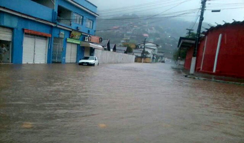 A Defesa Civil confirmou que, após a chuva forte que atingiu a região na madrugada de hoje, 39 bairros da cidade foram acionados pela manhã com as sirenes de alerta; 20 pontos de apoio foram abertos para abrigar famílias que precisarem deixar suas residências; a prefeitura estima que 40 mil pessoas morem em áreas de risco na cidade
